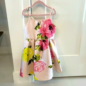 Girls lined spring dress with bow detail on back. Size 6.